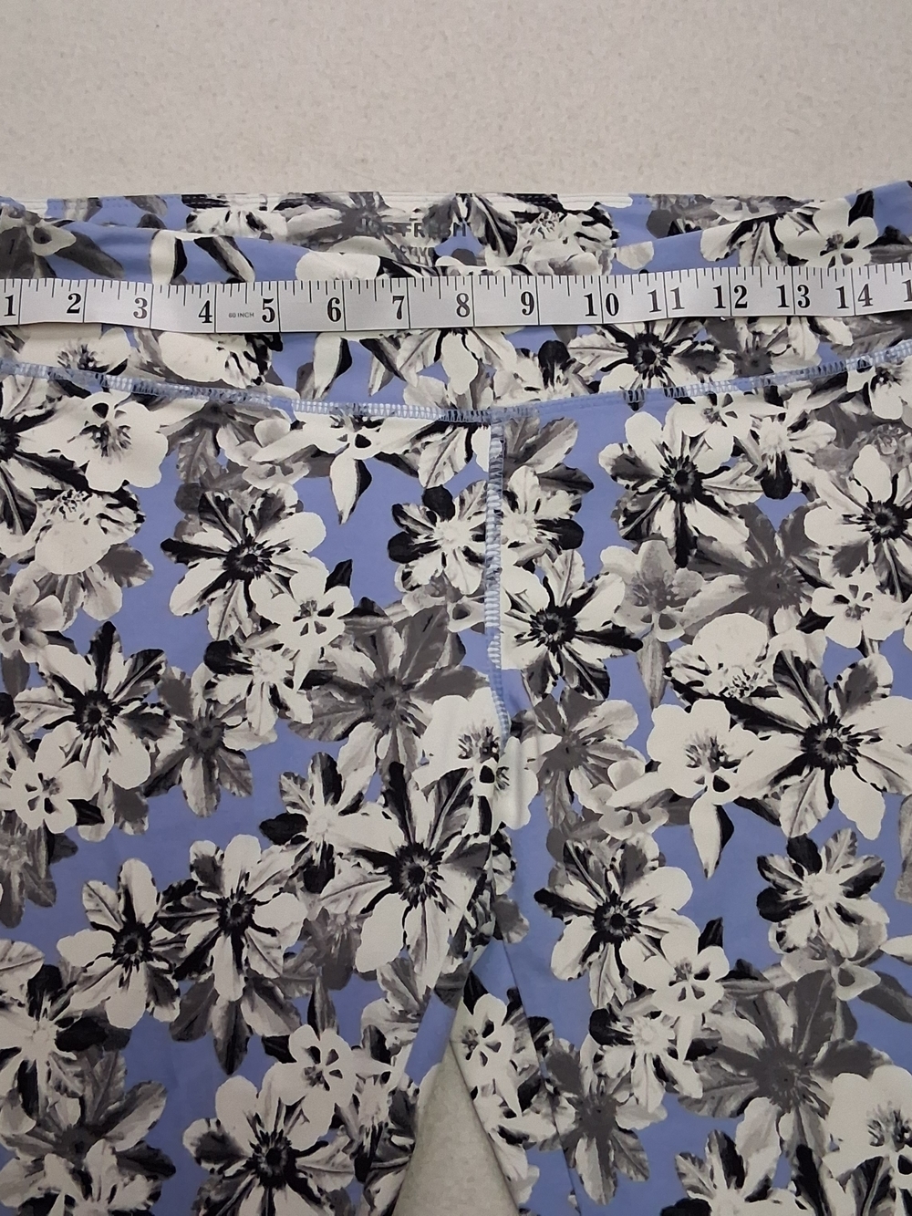 4/20$ ➡️ Joe Fresh Light Blue & White Floral Capri Leggings - Picture 5 of 6